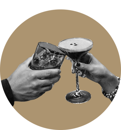 Stilisierte Hände halten ein Glas mit Drink vor rundem beigem Hintergrund.